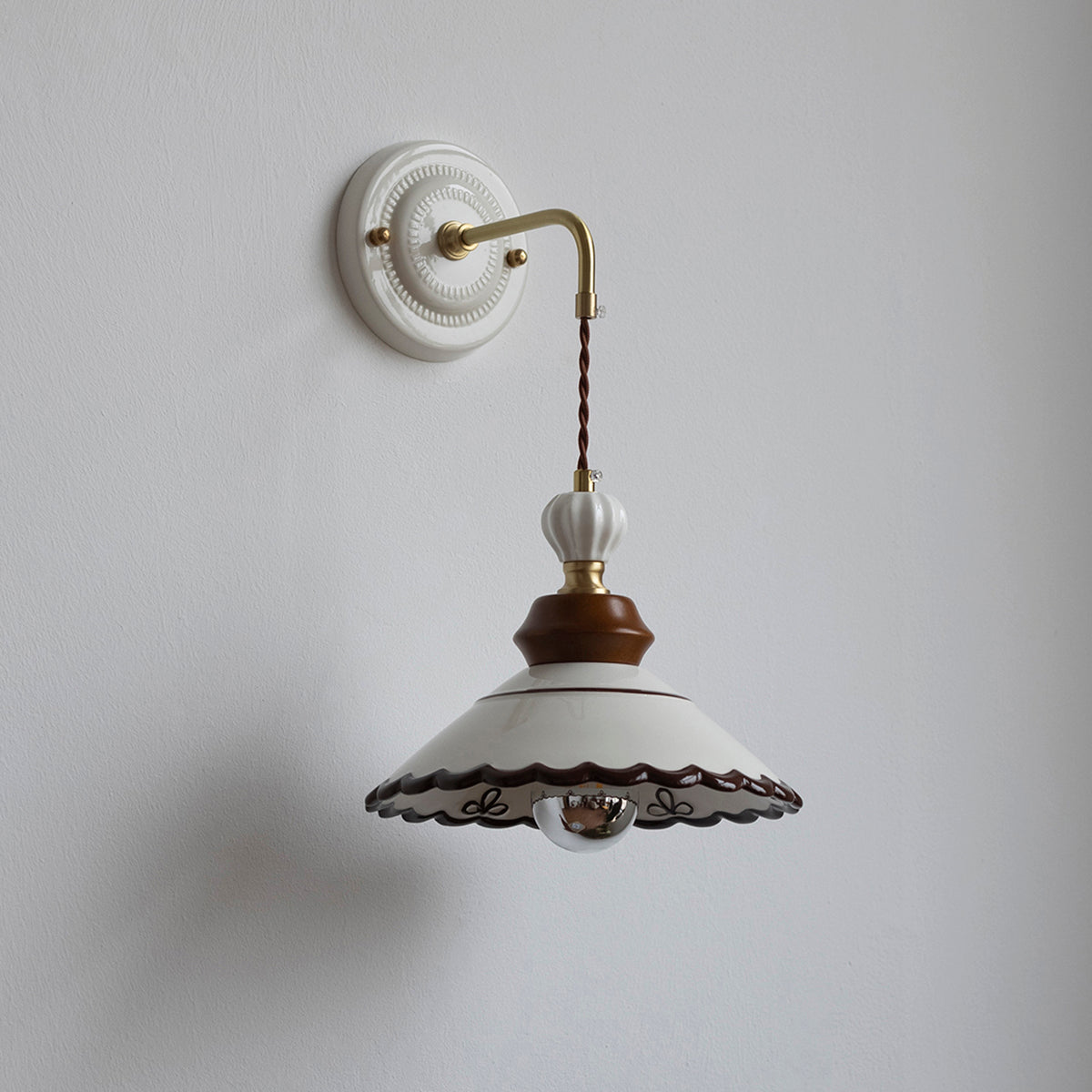 Kazamu Scalloped Downward Wall Light – Model B, width 24.5 cm × height 21 cm / Brown & white