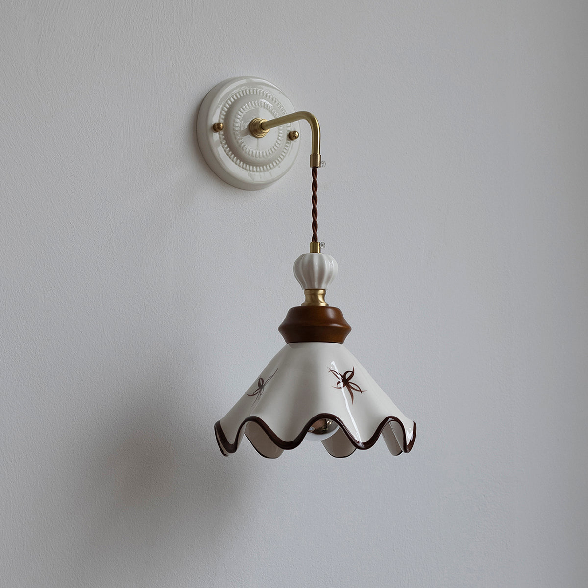 Kazamu Scalloped Downward Wall Light – Model C, width 21.5 cm × height 22.5 cm / Brown & white