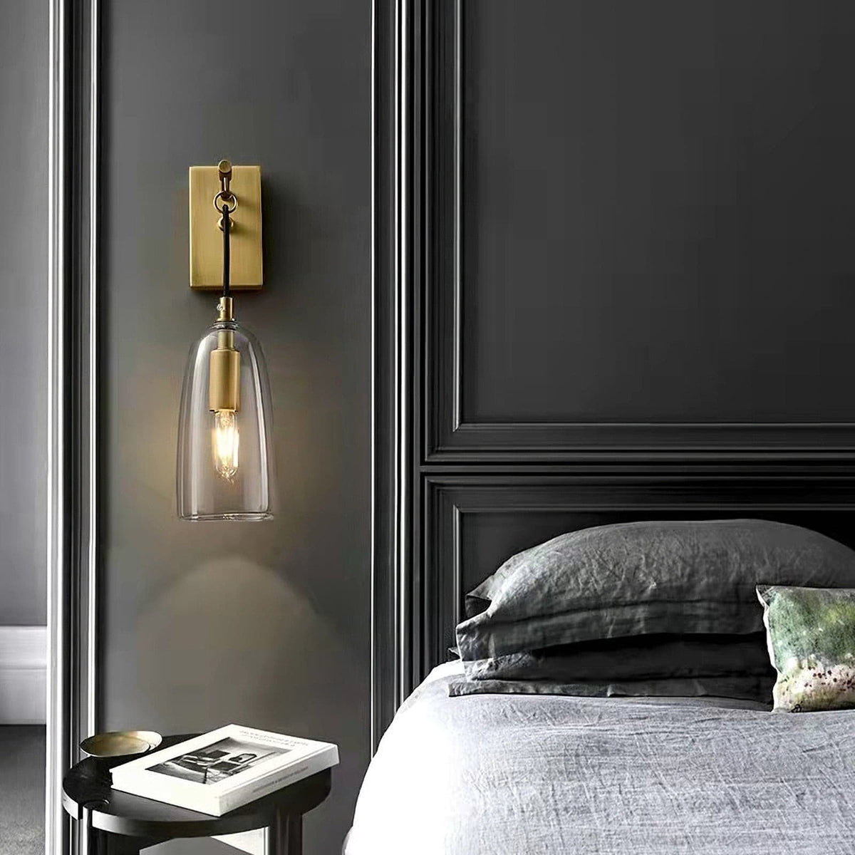 Kazamu Slim Vertical Wall Light in a Warm Gold Tone – photo 3
