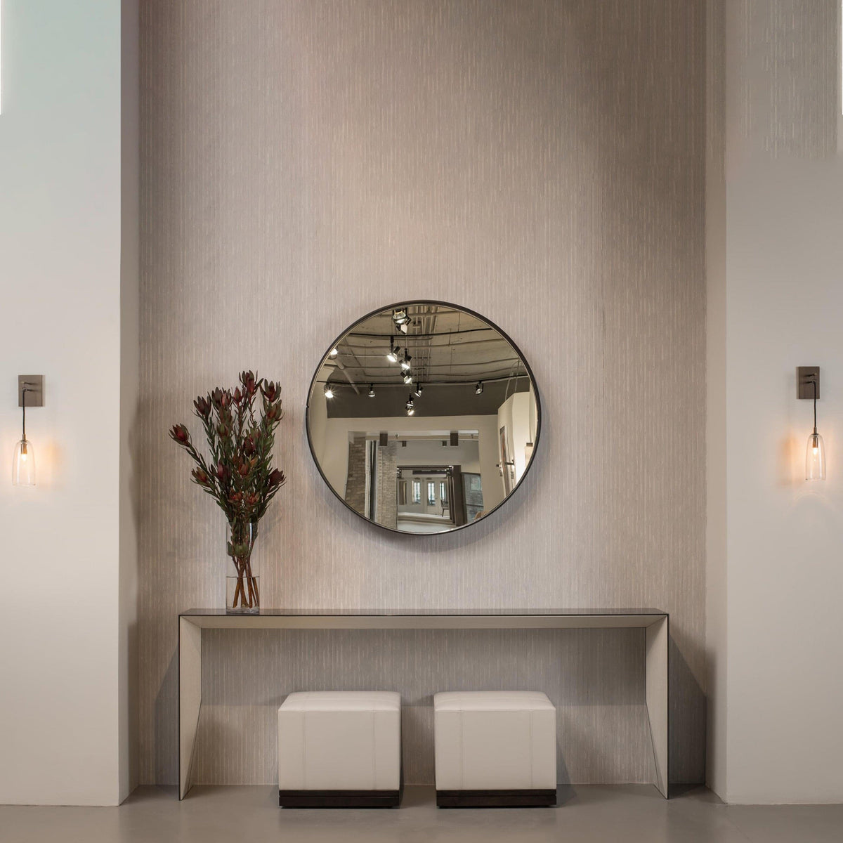 Kazamu Slim Vertical Wall Light in a Warm Gold Tone – photo 7