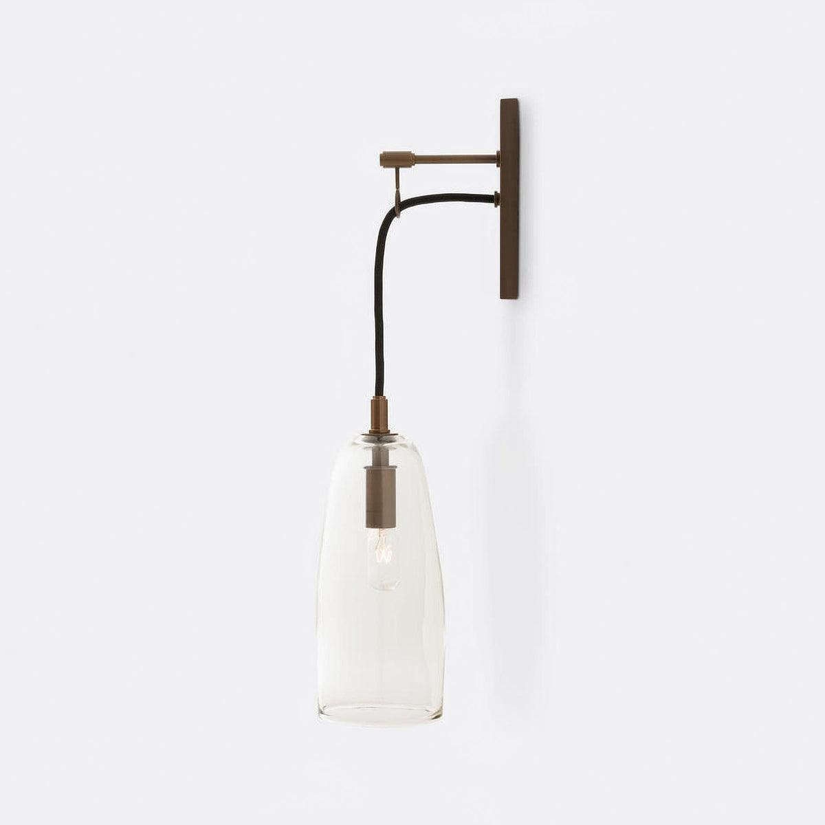 Kazamu Slim Vertical Wall Light in a Warm Gold Tone – photo 8
