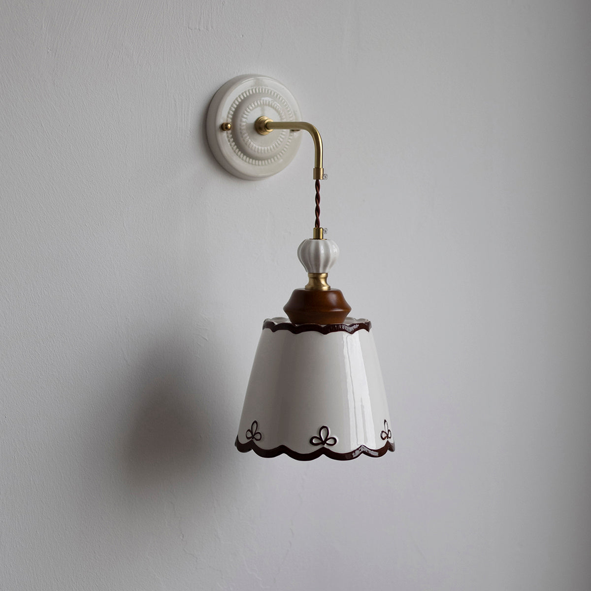 Kazamu Scalloped Downward Wall Light – Model A, width 18.5 cm × height 25.5 cm / Brown & white